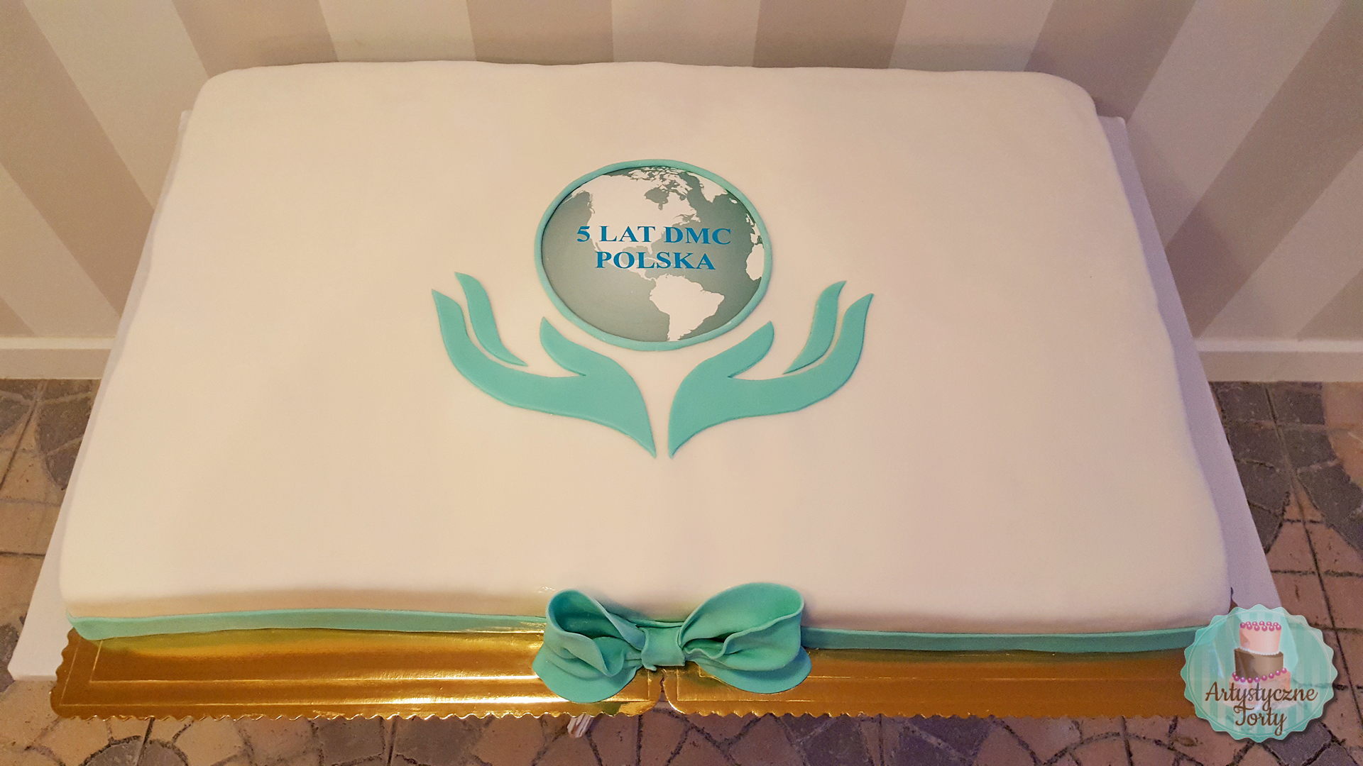 duży tort dla firmy z logo